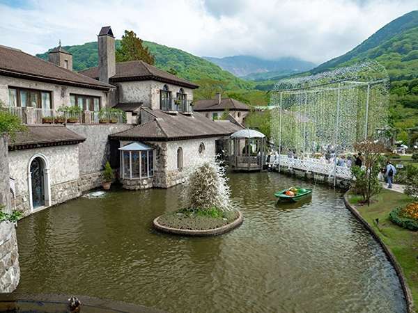 合計15万粒！クリスタルガラスのツリーが輝く「箱根ガラスの森美術館」の画像
