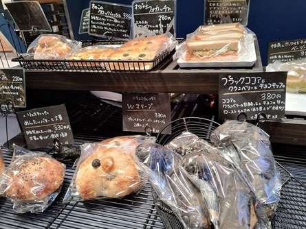 カフェ併設の全粒食パンが美味しいパン屋さん