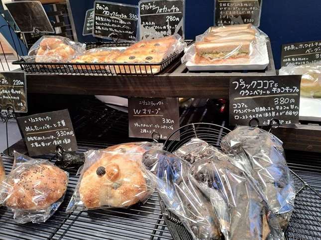 カフェ併設の全粒食パンが美味しいパン屋さん