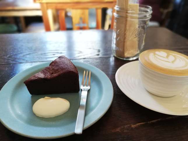 チョコレートケーキとカフェラテ