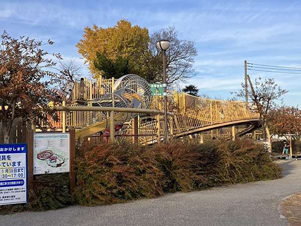大型遊具のある公園の画像