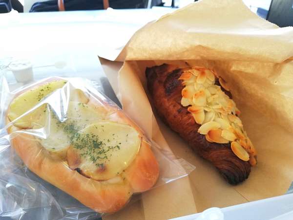 広々イートインでのんびりパンlunchの画像