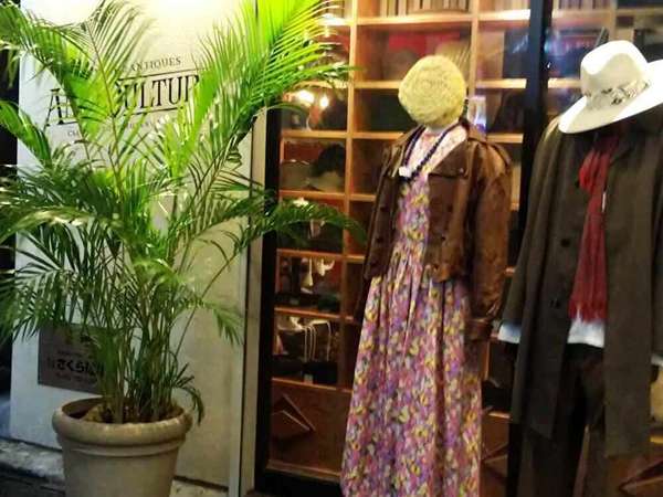 レトロ感ある店内で見つかるビンテージクローズの画像