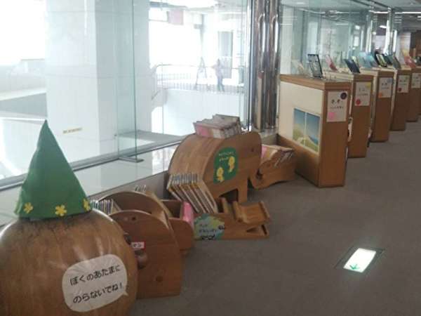 小田急線が見える！わくわく図書館の画像
