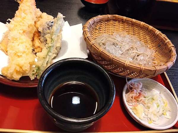これは　[蕎麦」でしょうか、[うどん」でしょうか？の画像