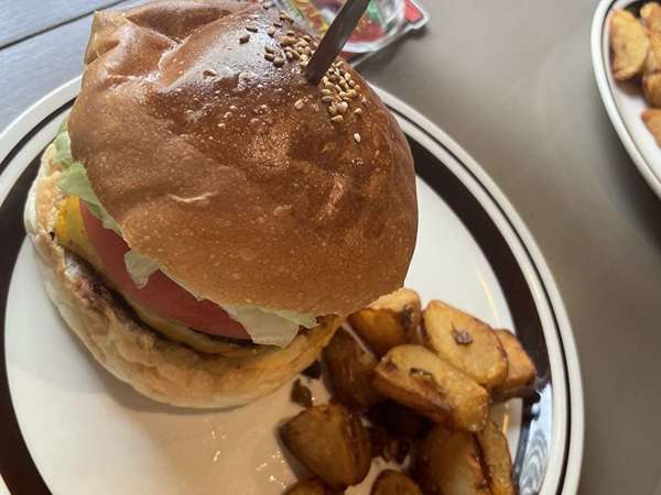 アメリカへショートトリップできる、美味ハンバーガーの画像