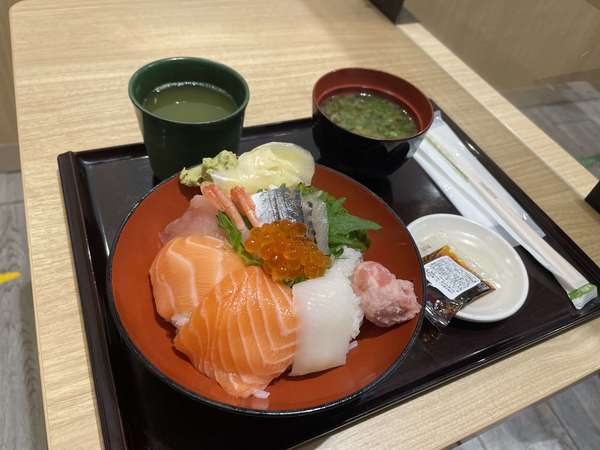 とってもリーズナブル新鮮海鮮丼の画像