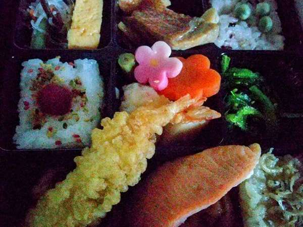 食卓を彩る和のお弁当の画像