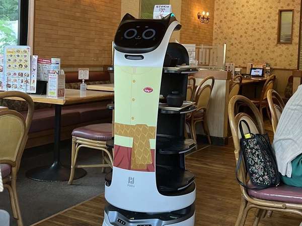 ネコ型ロボットが料理を運ぶレストランといえば！の画像