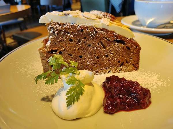 オシャレカフェでリッチなティータイムの画像