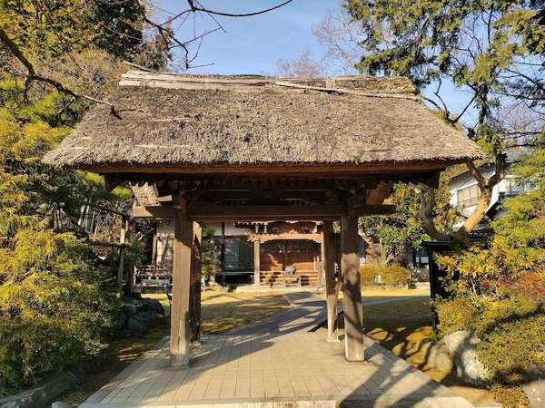 江戸時代初期建築の茅葺き屋根山門があるお寺の画像