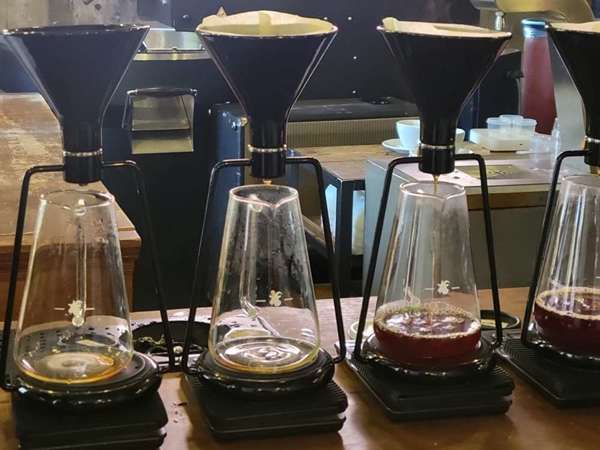 おしゃれなコーヒー屋さんでリラックスの画像