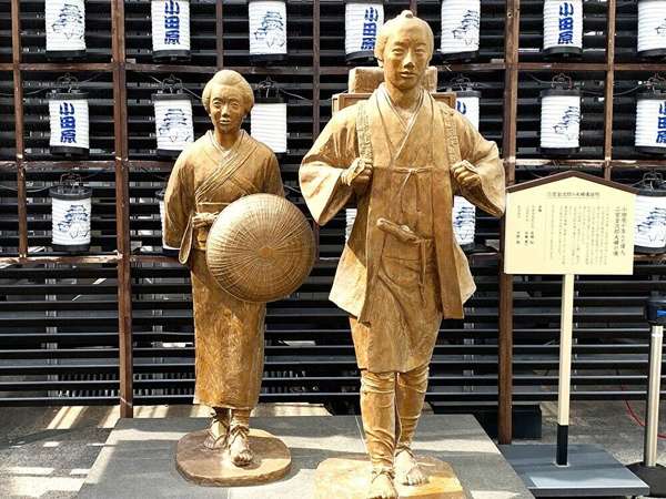 ミナカ小田原 金次郎広場の「二宮金次郎夫婦像」の画像