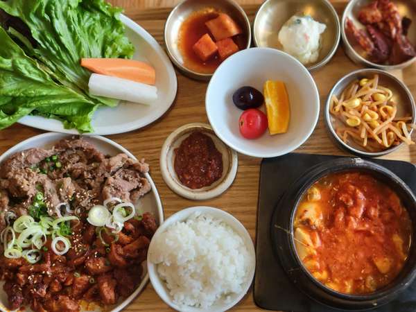 韓国料理が食べられるおしゃれなカフェの画像
