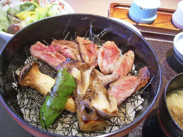 新宿サザンテラス「今半万窯」の炭火焼ステーキ丼の画像