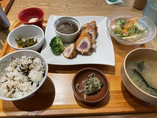 かわいいおぼんで体に良い食事の画像