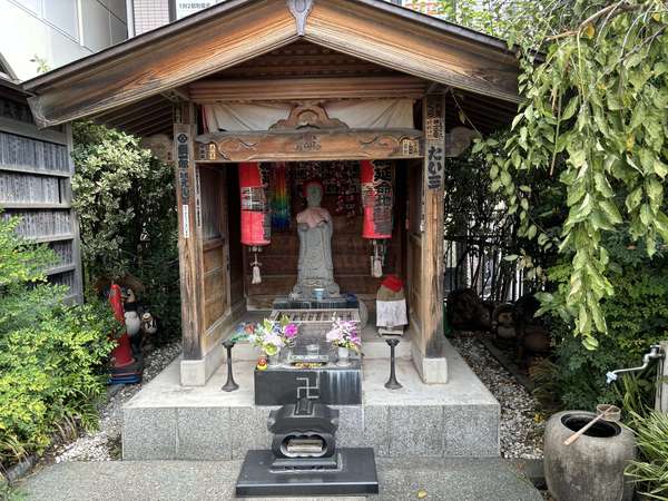 街を見守るお地蔵様の画像