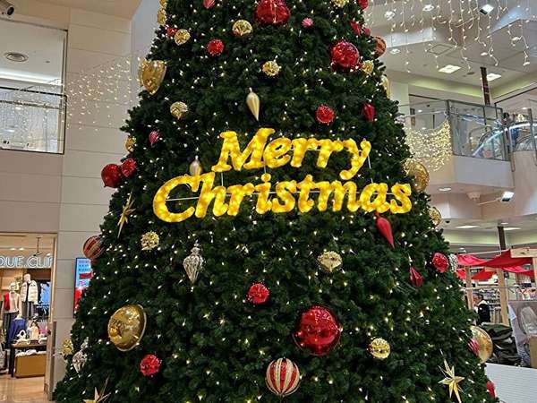 新百合ヶ丘エルミロードのクリスマスツリーの画像