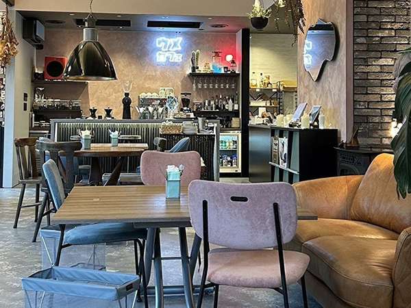 クロワッサンサンドとコーヒー、癒しの空間ウメカフェ