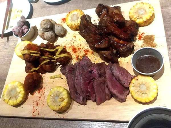 クラフトビールと肉を楽しめるおしゃれで少し贅沢な店の画像
