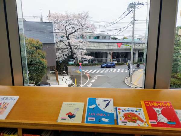 電車を見ながら子供と本が読める特等席の画像