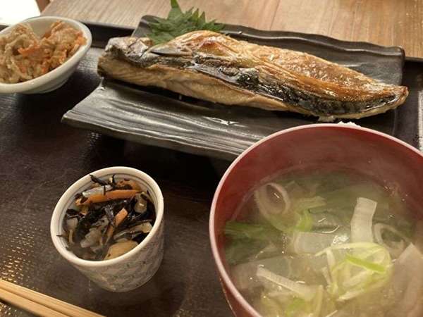 ランチの定食が絶品！コージーな隠れ家居酒屋