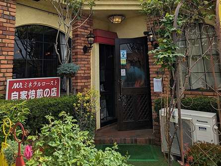 明るい色のカフェ