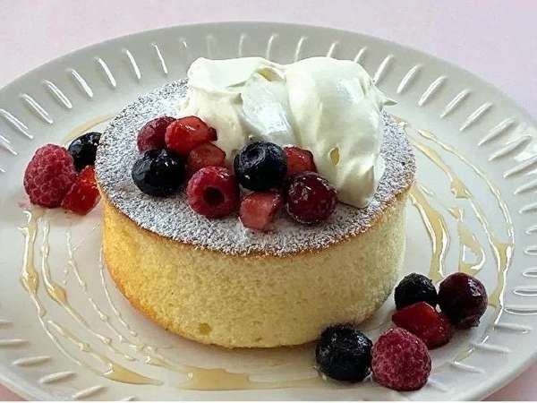 江ノ電を眺めながら、ふわふわパンケーキと春の味わい