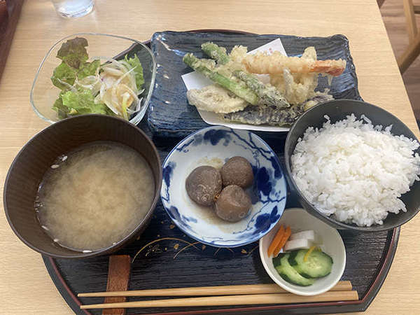 待望のオープン！揚げたての天ぷらと鎌倉野菜のお店