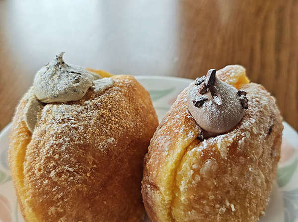 ふわふわもちもちの生地、とろけるクリームのドーナツ