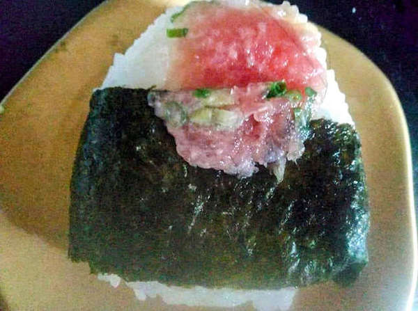 新鮮なネタを使ったねぎとろおにぎりは絶品