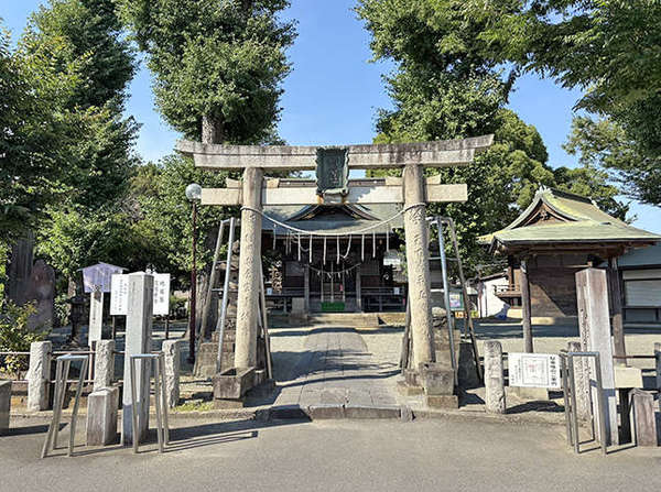 拝殿の彫刻や左官職人による鏝絵（こてえ）が見事な「登戸稲荷社」の画像