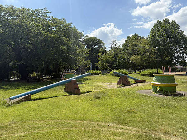 「えんぴつ公園」で知られる烏森公園は子どもが喜ぶ遊具が充実！の画像