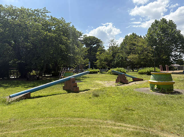「えんぴつ公園」で知られる烏森公園は子どもが喜ぶ遊具が充実!