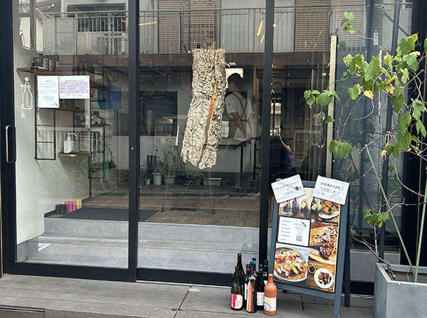 おしゃれワイン屋さんでランチタイム