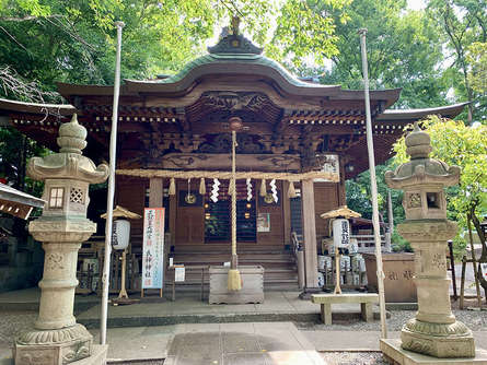 夏の陽光に輝く緑豊かな鎮守の木々に抱かれた「座間神社」をご紹介