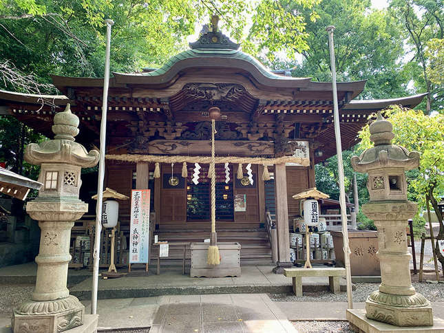 夏の陽光に輝く緑豊かな鎮守の木々に抱かれた「座間神社」をご紹介