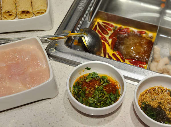 暑い夏に汗をかきながら食べる火鍋の画像