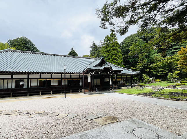 美しい庭園がある立派なお屋敷で食事と散歩が楽しめる「鶴川香山園」