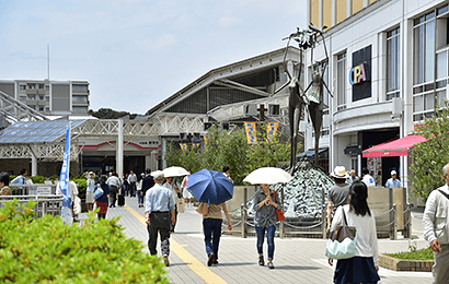 「新百合ヶ丘」駅前