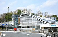 「はるひ野」駅前