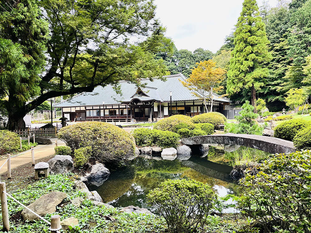 鶴川香山園の四季を楽しめる美しい池泉回遊式庭園