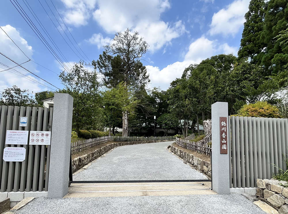 入口の緩やかな坂を上ると広お屋敷と庭園が