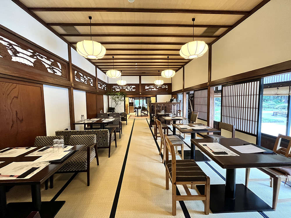 美しい庭園を観ながら食事が楽しめる鶴川香山園のレストラン