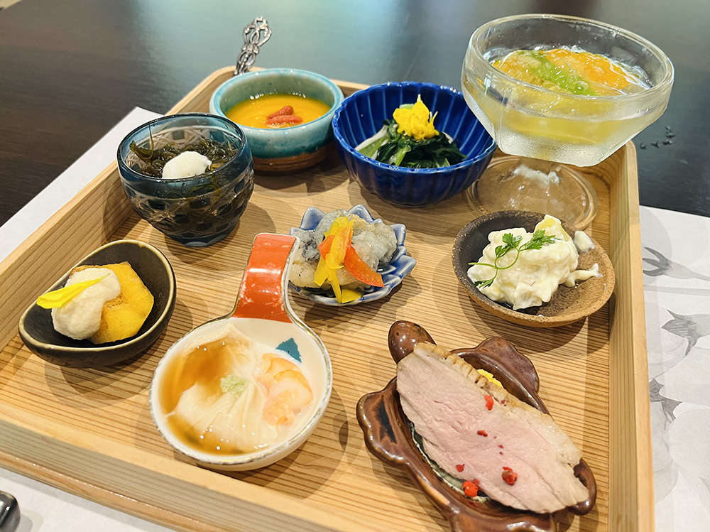 ランチの彩り豊かな前菜小鉢8種と季節野菜のサラダ