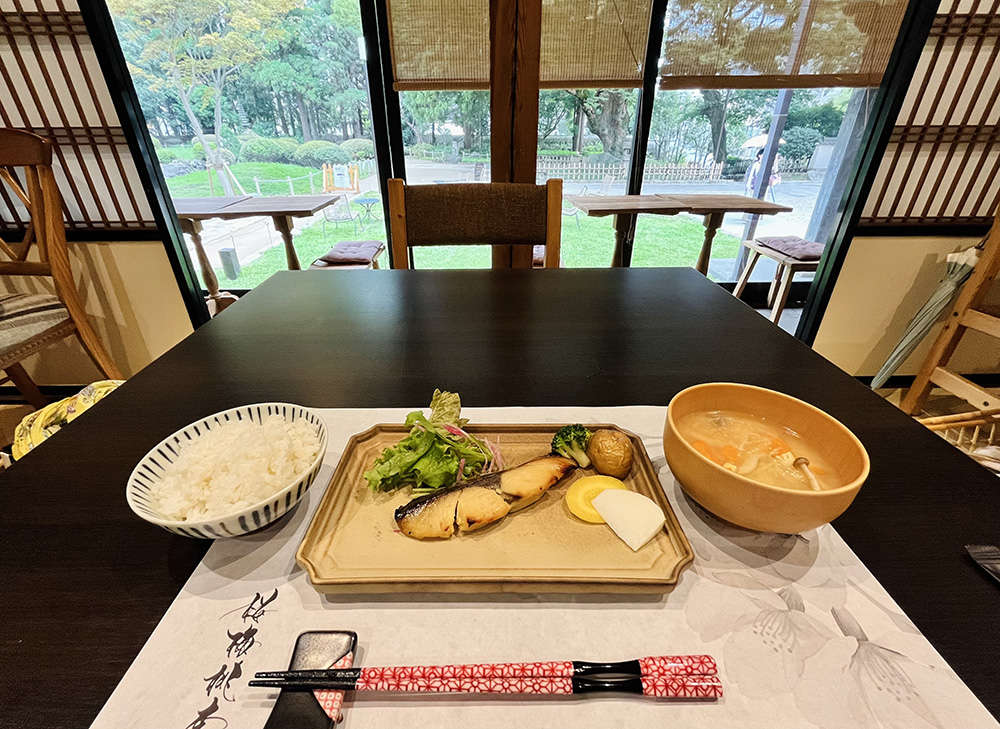 美味しいごはん、おみそ汁、メインの魚料理