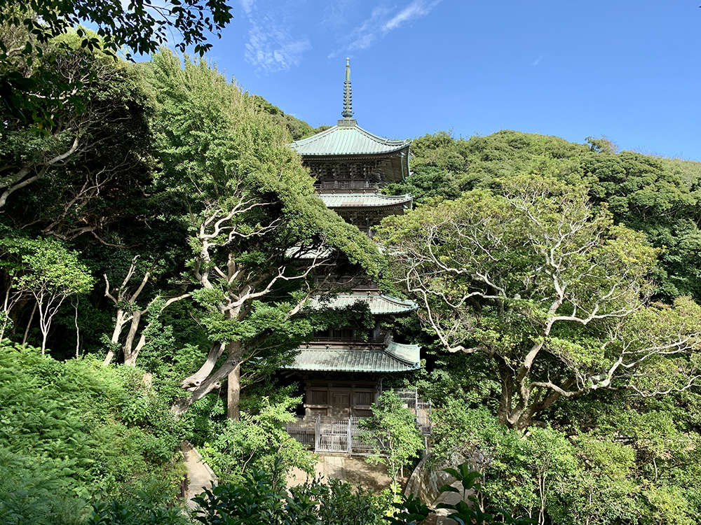 境内の高台にそびえる五重塔