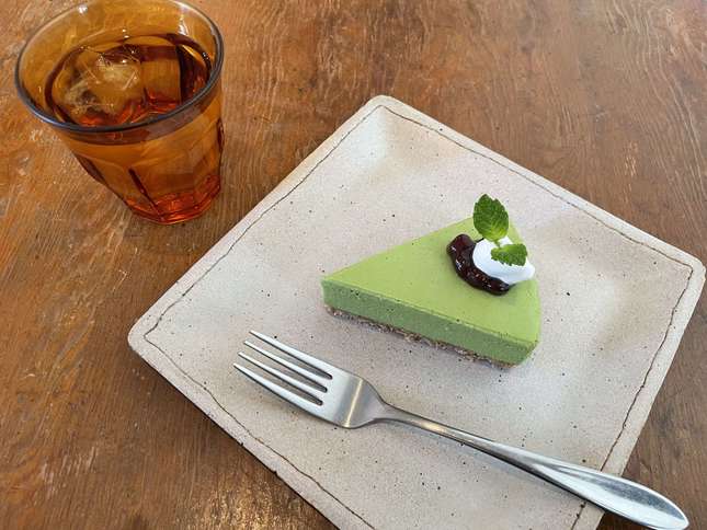 >④ 【スイーツ】 ジブリの世界に迷い込んだようなかわいいカフェ（naruko café）