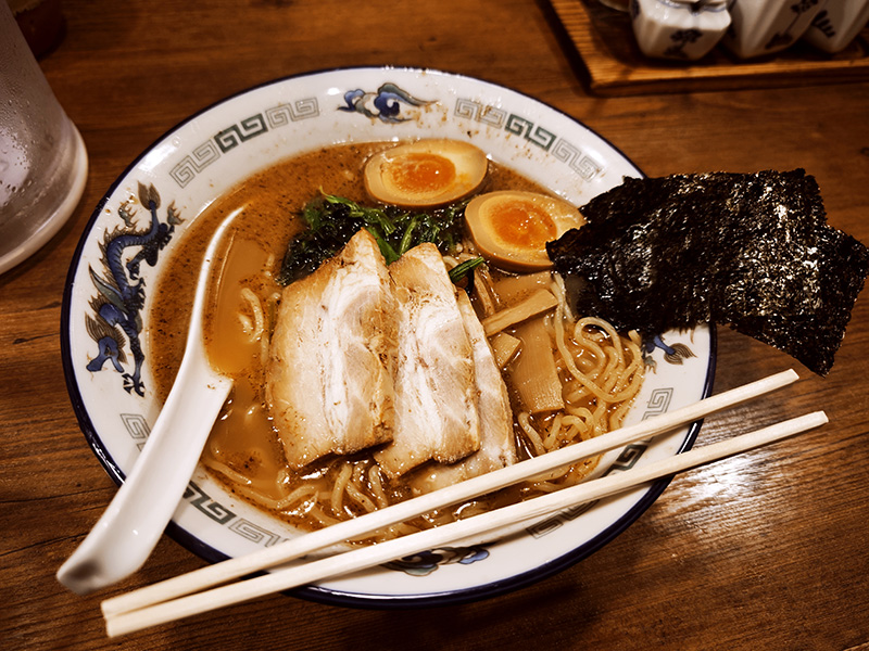 旭川ラーメン、最後にスープを飲み干す美味しさ！
