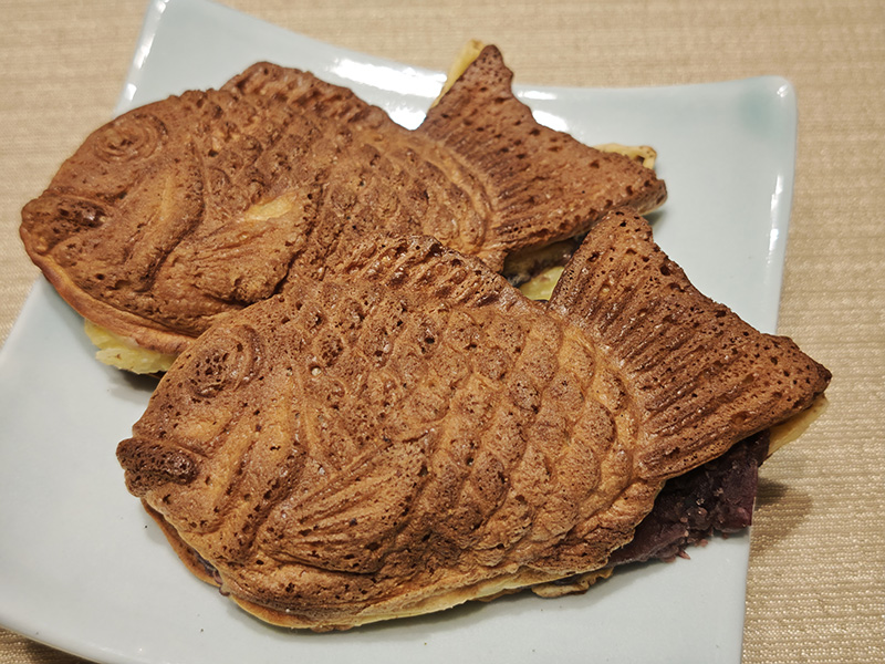 尻尾の先までアンコがぎっしり、冷めてもおいしい鯛焼